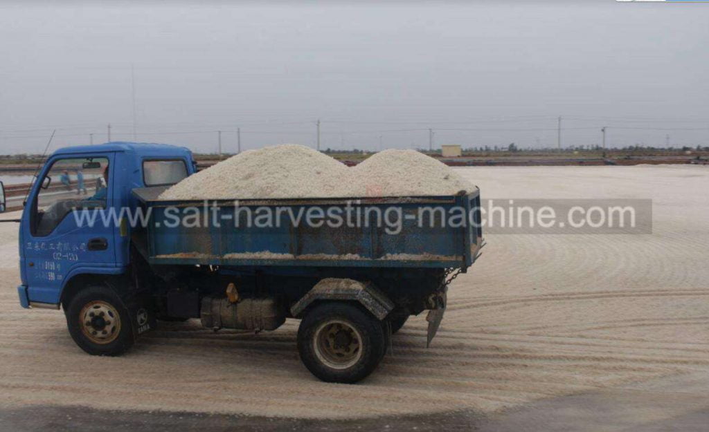 Salt transport truck is working
