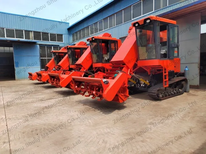 Crawler-type salt harvester machine